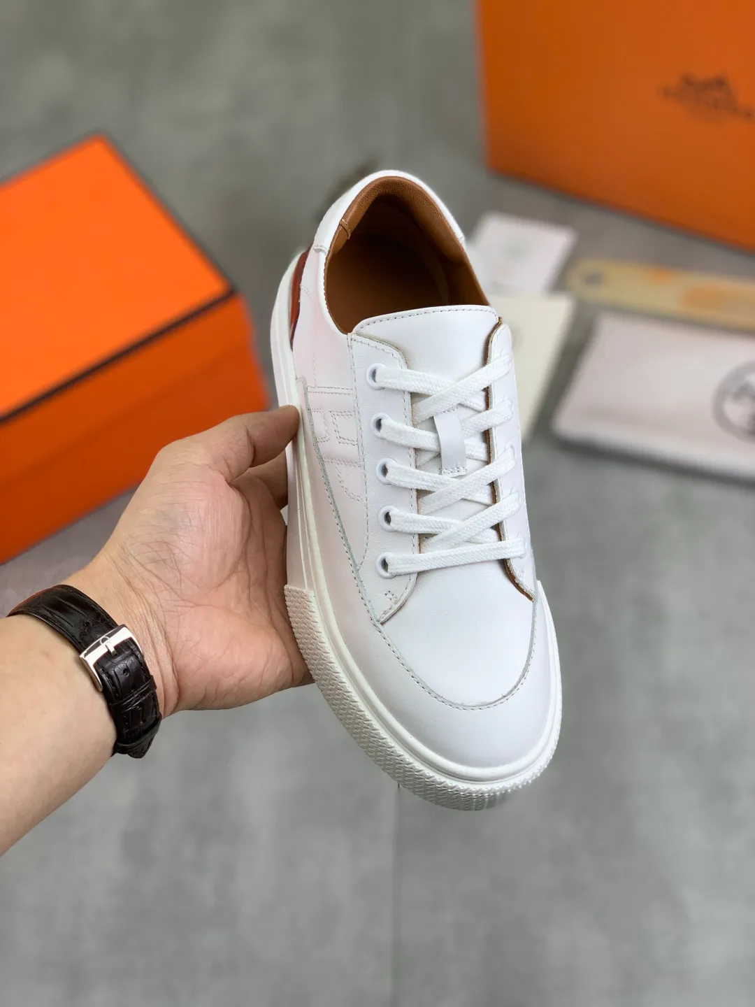 Men's men's shoes 💰P640 new top version original order Hermes couples 🧑‍🤝‍🧑 style Drift Sneaker autumn new casual sports shoes original purchase development and production H family men's classic series technical breathable fabrics with cowhide casual sports shoes casual sports dad shoes combine high-tech breathable materials and cowhide, H family exclusive button decoration on the side The outsole is full of H italic design and bright colors to show vitality and continue the brand design inspiration. Stroll around the city lightly and feel free and comfortable. Exquisite packaging at the delivery counter🛍📦 ▪️Fabric: original customized breathable material + first layer of cowhide ▪️Inner: cowhide feet ▪️Outsole: molded and evacuated PU+TPU material ▪️Size: 35-45 Multiple colors available Premium packaging